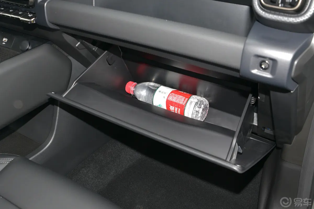 哈弗猛龙PHEV1.5T 102km 探索版手套箱空间水瓶横置