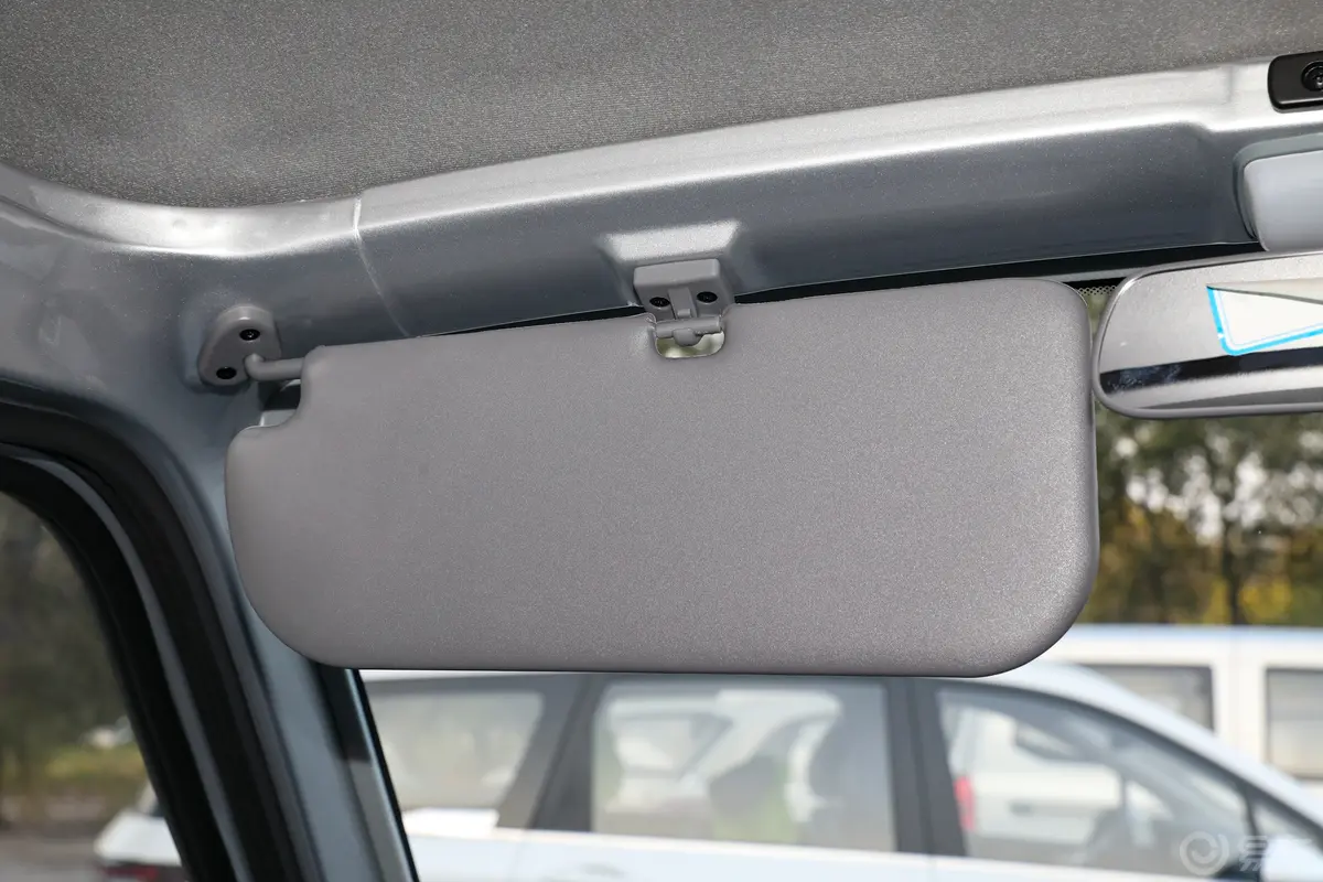 五菱荣光1.5L 手动封窗加长版基本型 5座驾驶位遮阳板