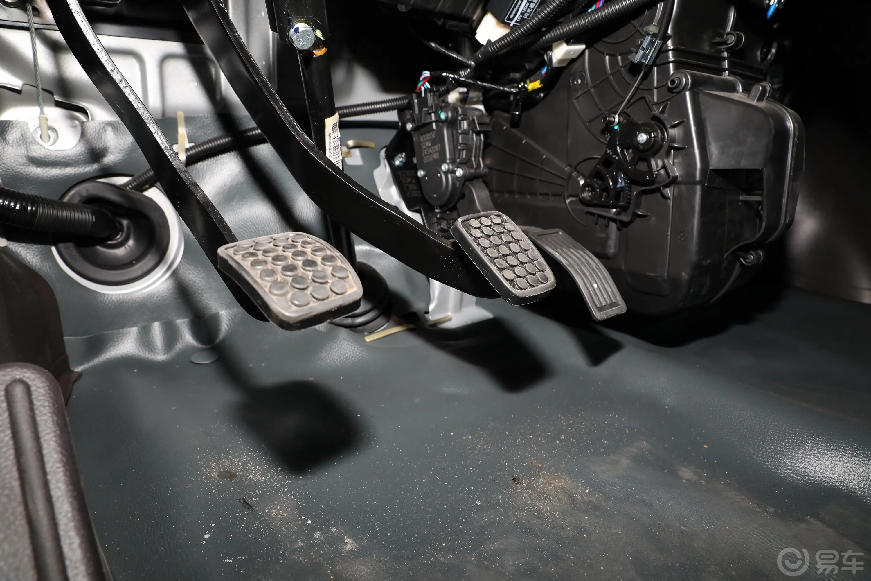 五菱荣光1.5L 手动封窗加长版基本型 5座脚踏板