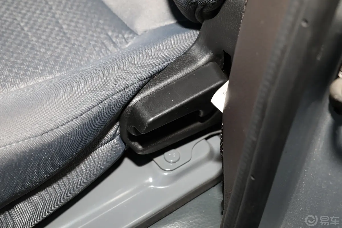 五菱荣光1.5L 手动封窗加长版基本型 5座主驾座椅调节