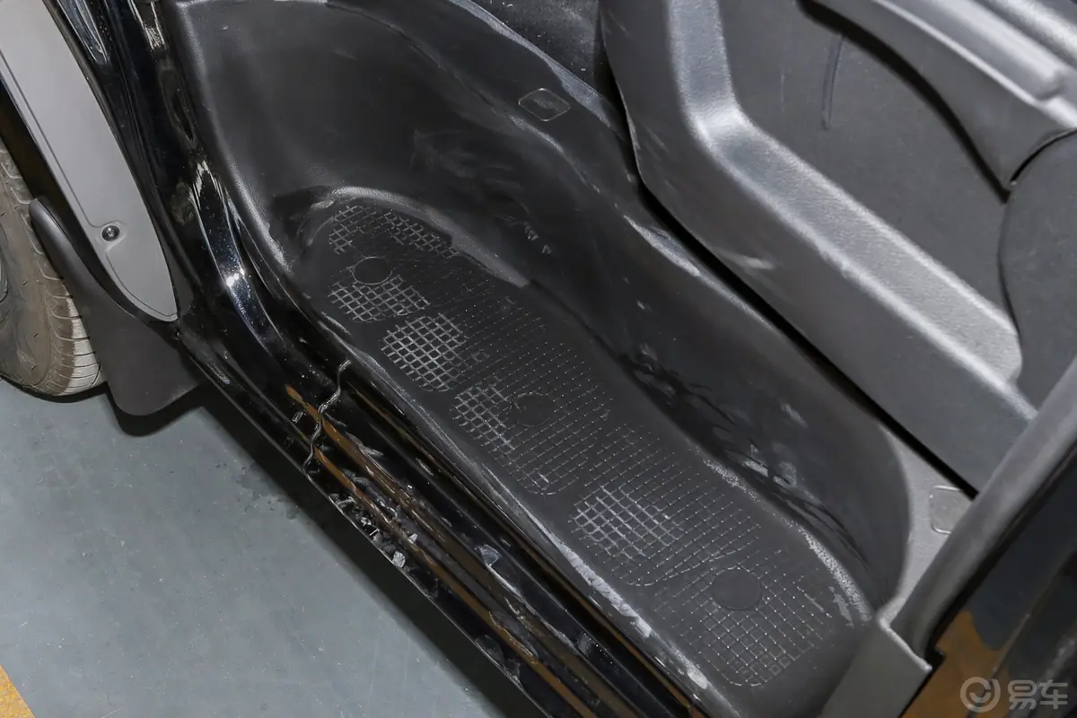 菱智M5 EV客运版 401km 豪华型 7座前排迎宾踏板