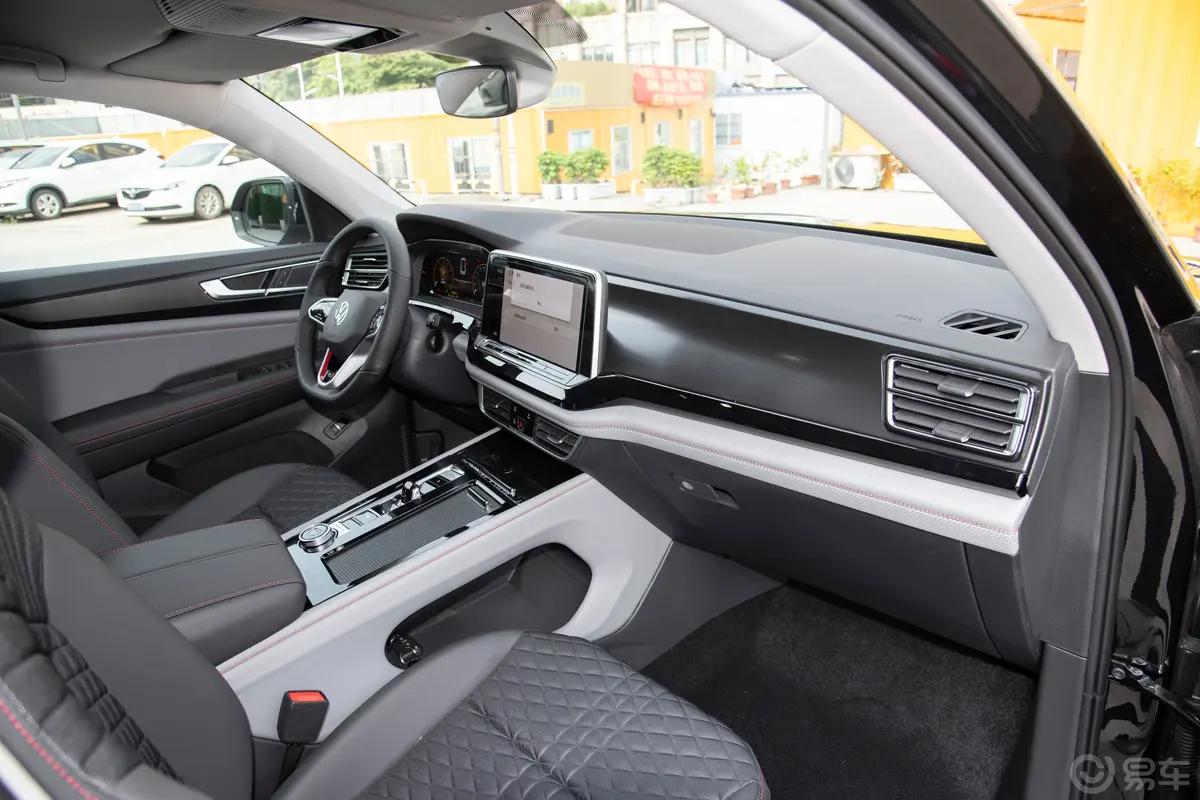 途昂途昂X 380TSI 四驱豪华版内饰全景副驾方向