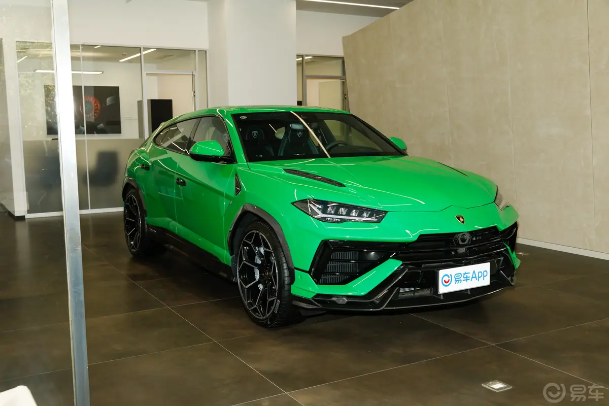 Urus4.0T V8 S发动机舱盖内侧