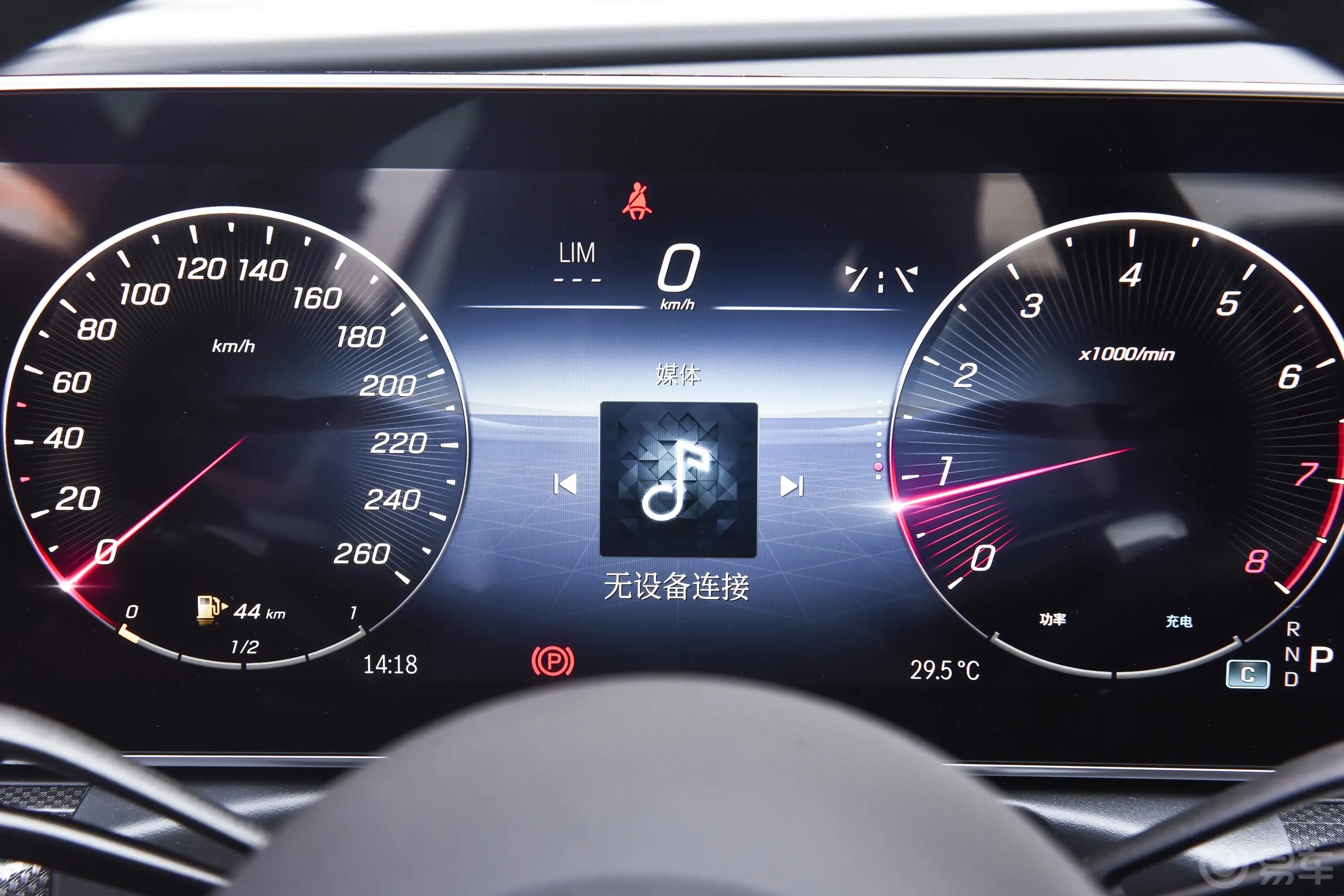 奔驰C级改款二 C 260 L 4MATIC 运动版主驾驶位