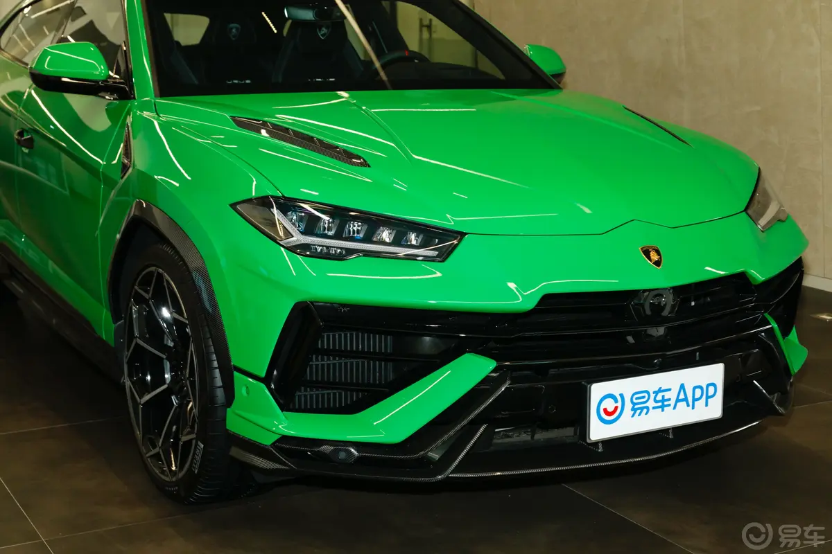 Urus4.0T V8 S前格栅侧俯拍