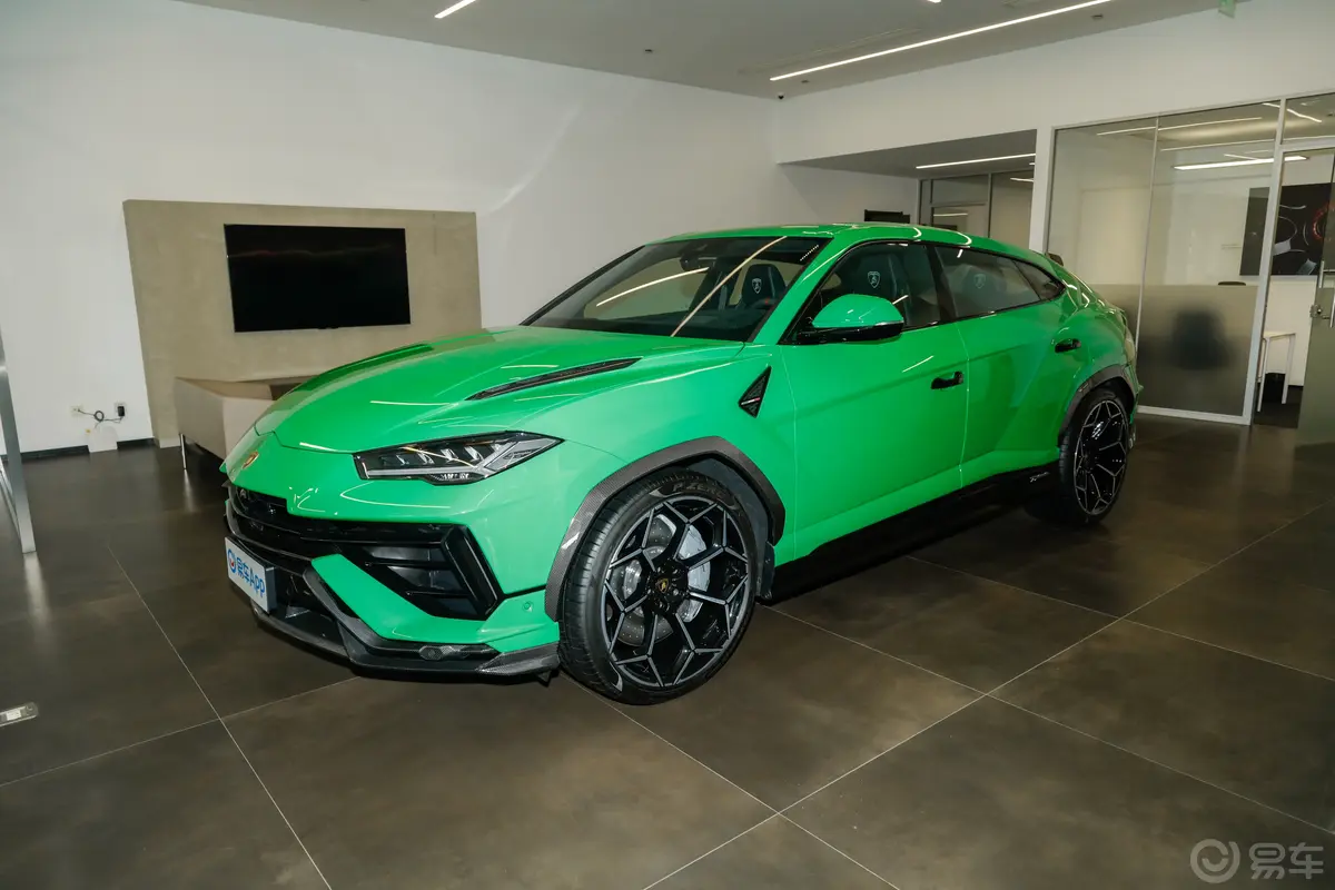 Urus4.0T V8 S侧前45度车头向左水平