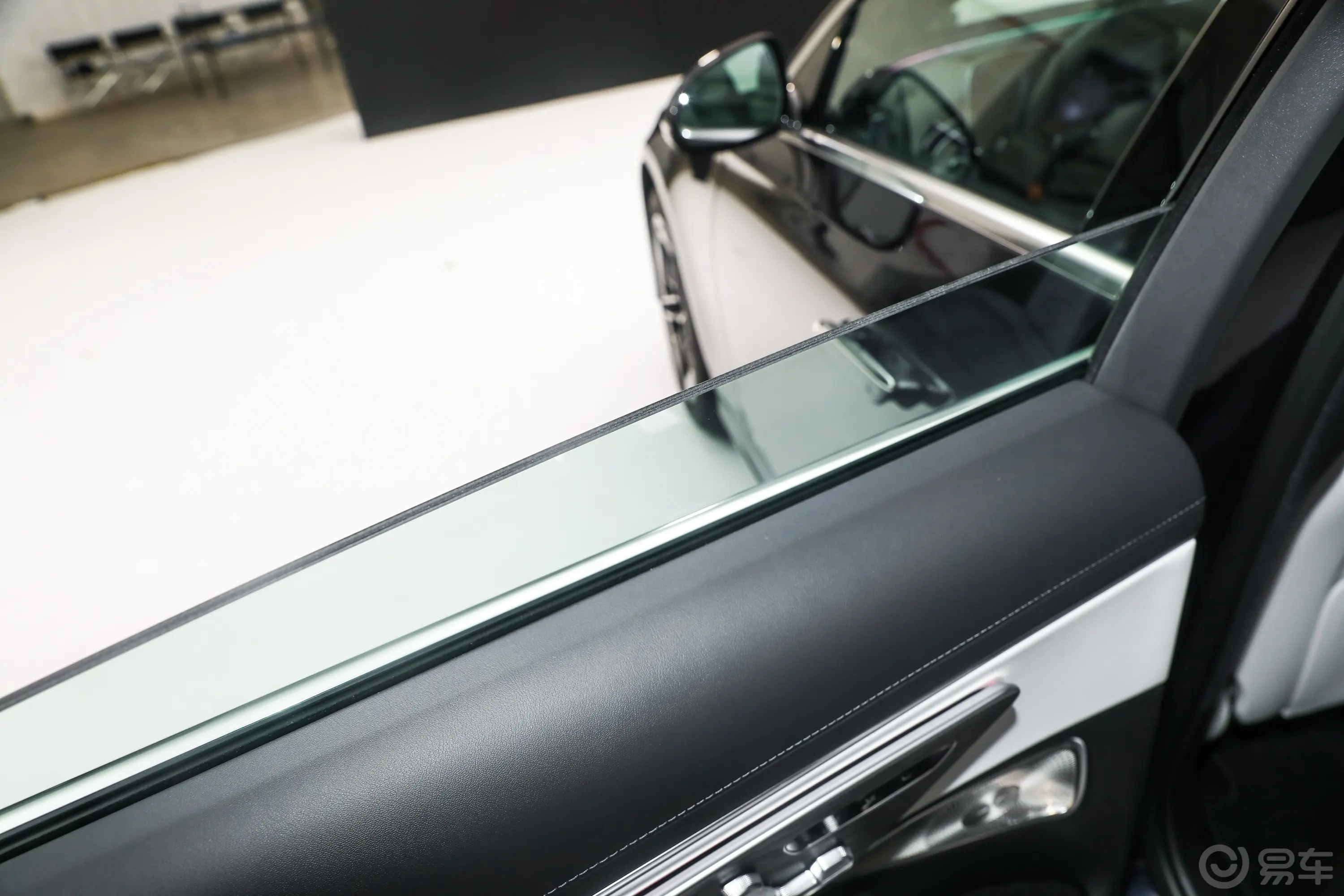 奔驰E级E 300 L 运动豪华型后排玻璃材质特写