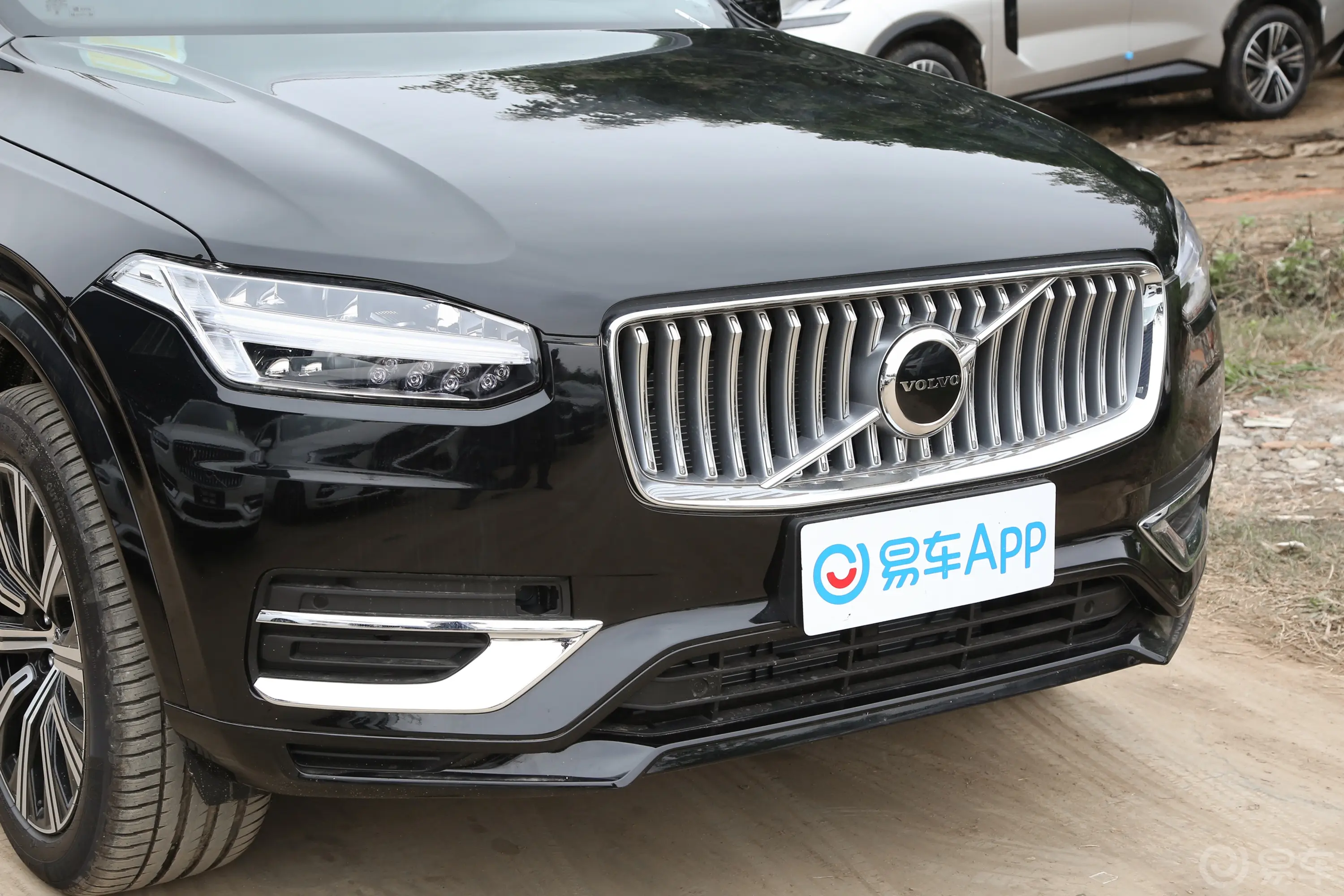 沃尔沃XC90B5 智行豪华版 5座前格栅侧俯拍