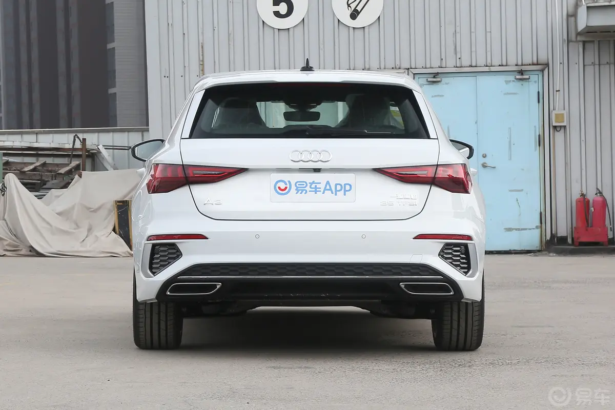 奥迪A3Sportback 35 TFSI 豪华运动型正后水平