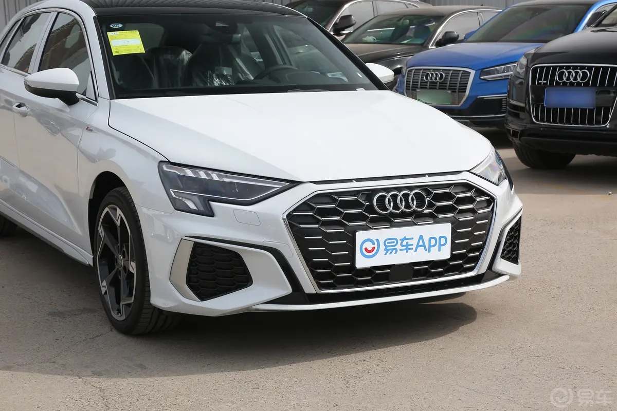 奥迪A3Sportback 35 TFSI 豪华运动型前格栅侧俯拍