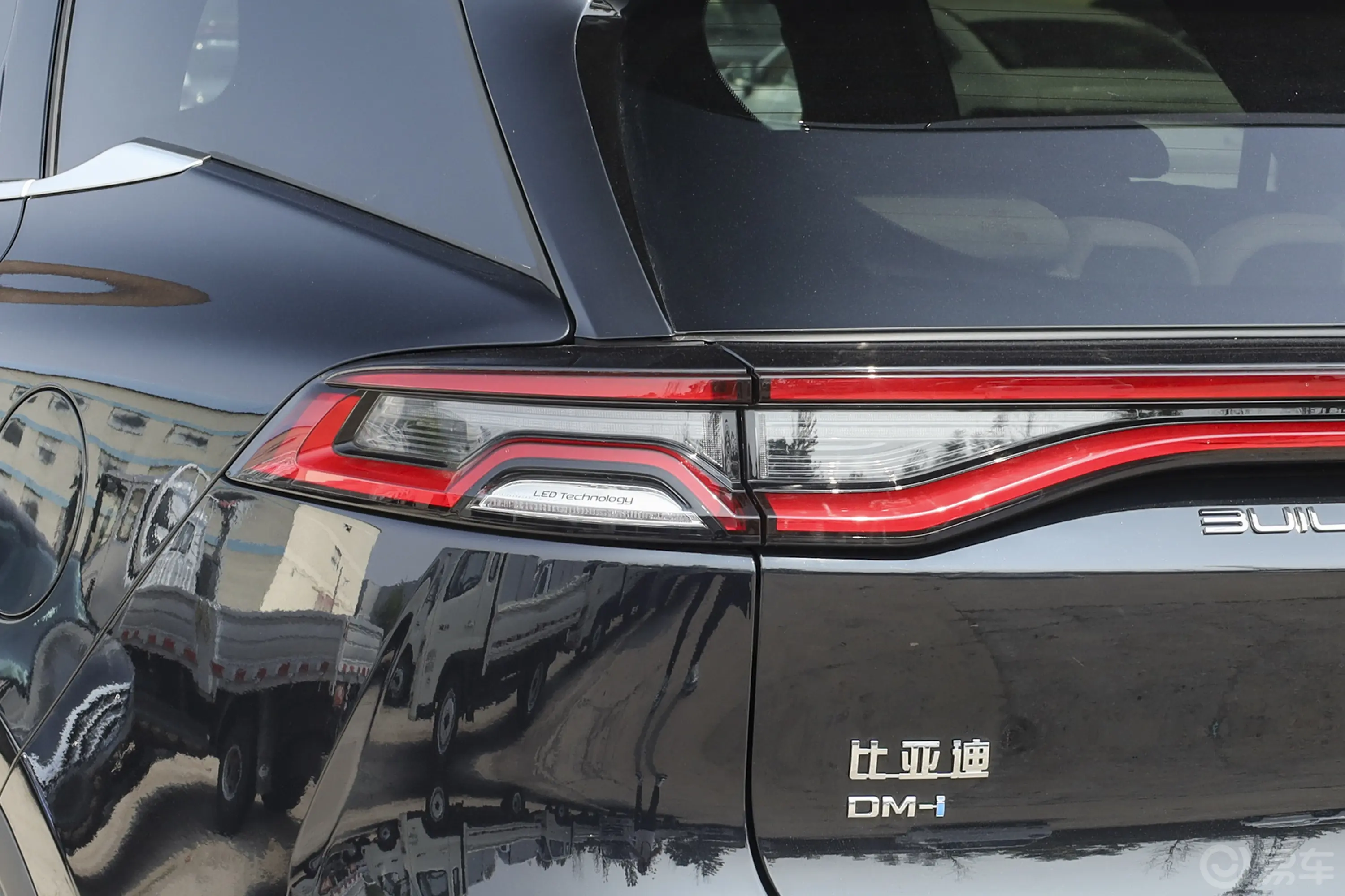 唐新能源DM-i 冠军版 1.5T 200km 前驱尊享型 7座尾灯侧45度俯拍