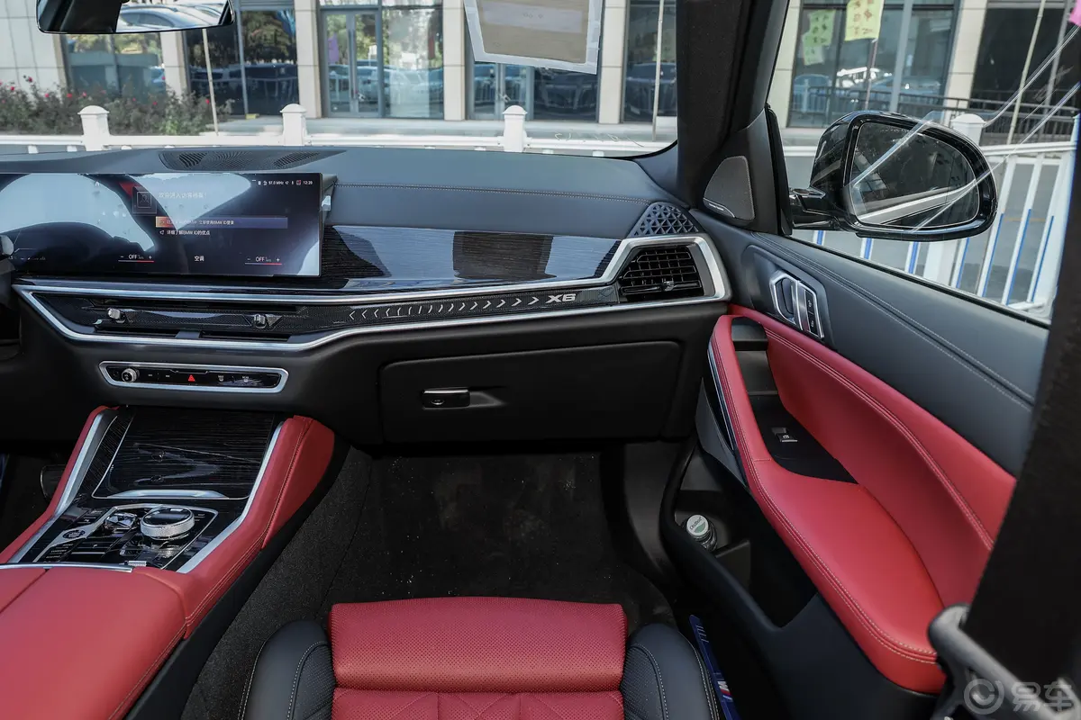 宝马X6改款 xDrive40i M运动套装副驾驶位区域