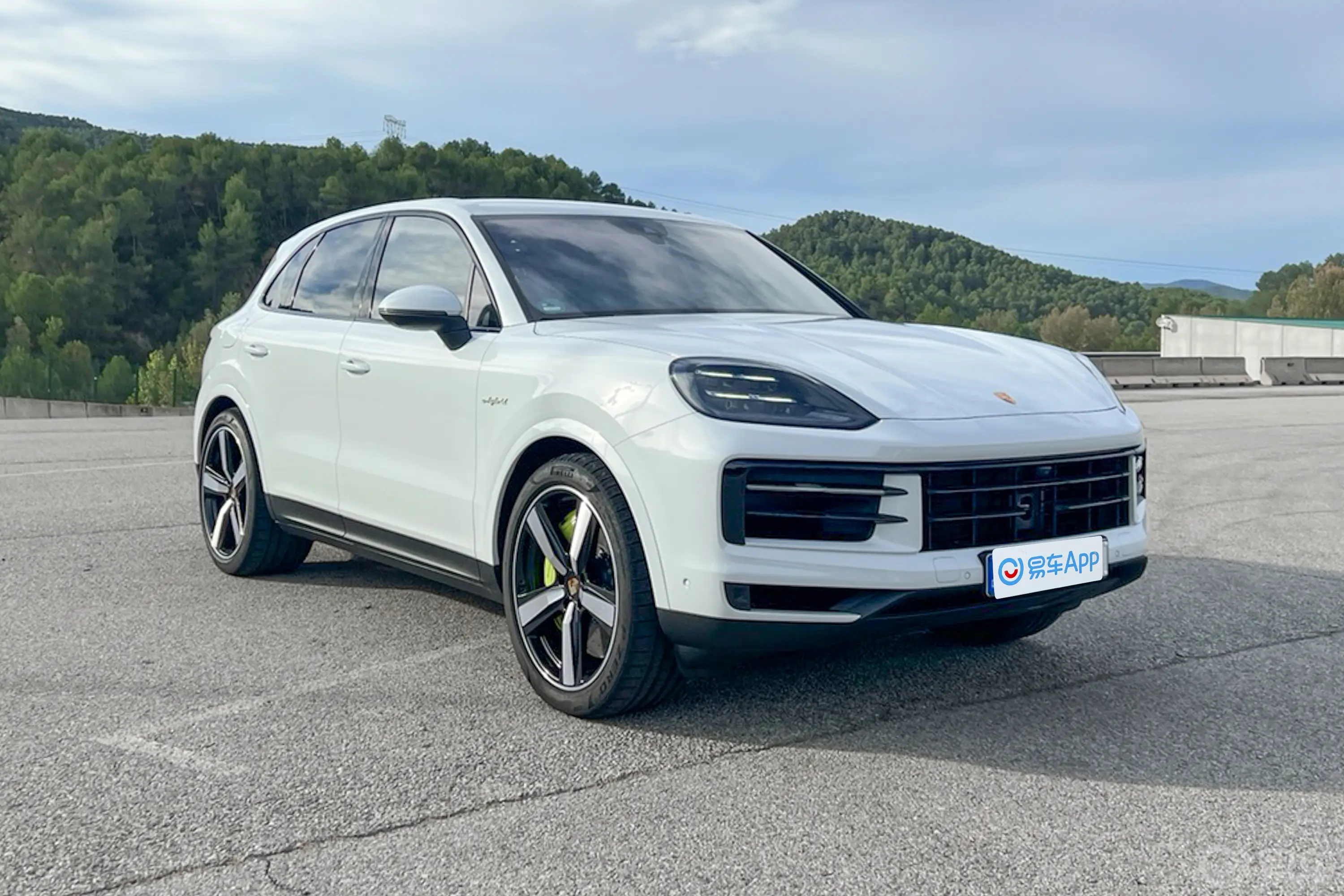 Cayenne E-HybridCayenne S 3.0T侧前45度车头向右水平