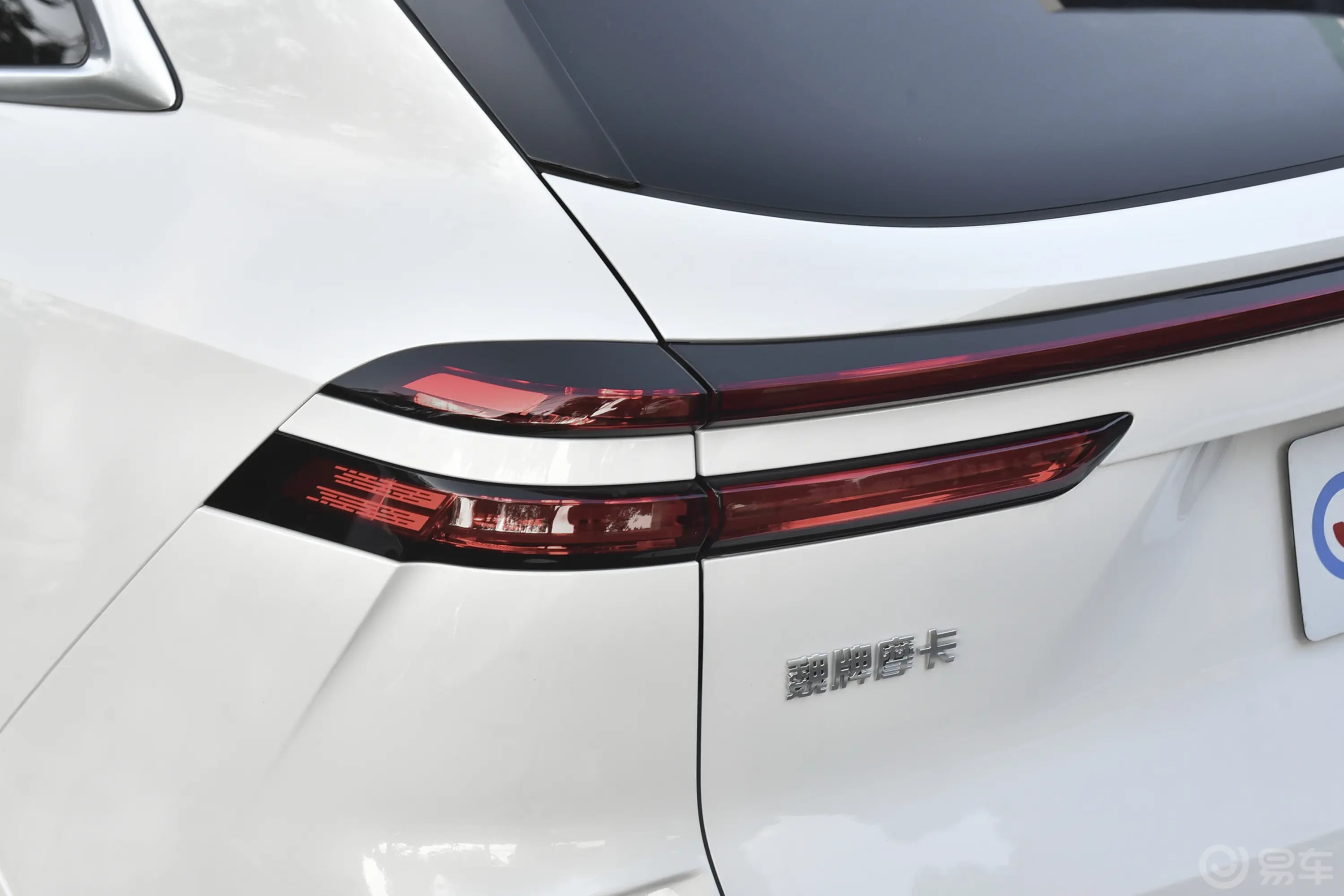 摩卡PHEV1.5T 215km 两驱长续航版尾灯侧45度俯拍