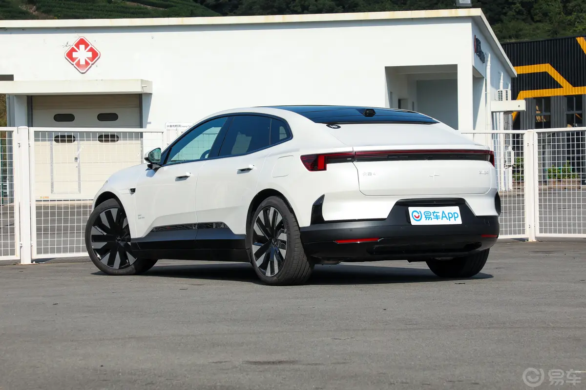 Polestar 4755km 后驱长续航PLUS版侧后45度车头向左水平