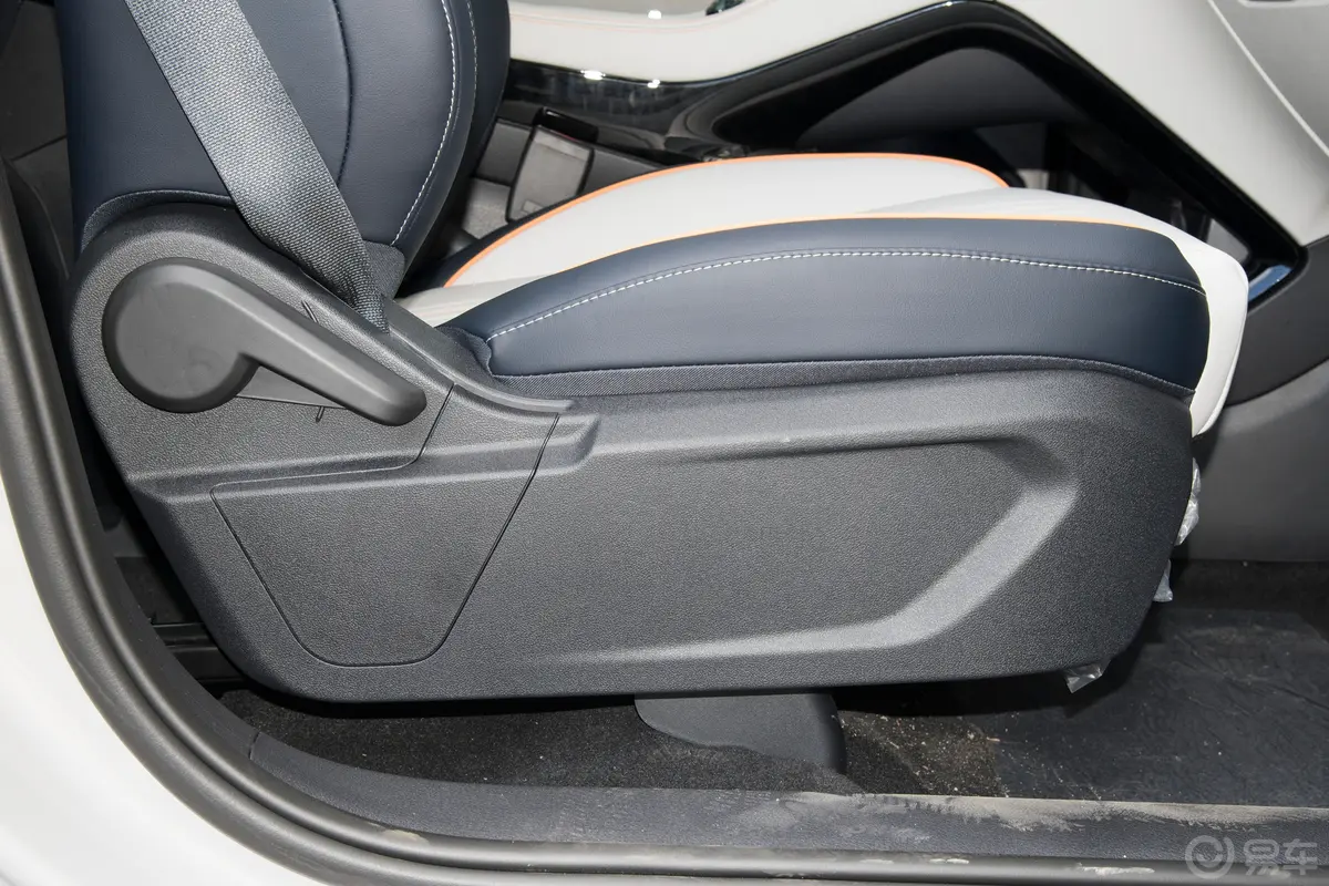 宋PLUS新能源EV 冠军版 520km 豪华型副驾座椅调节