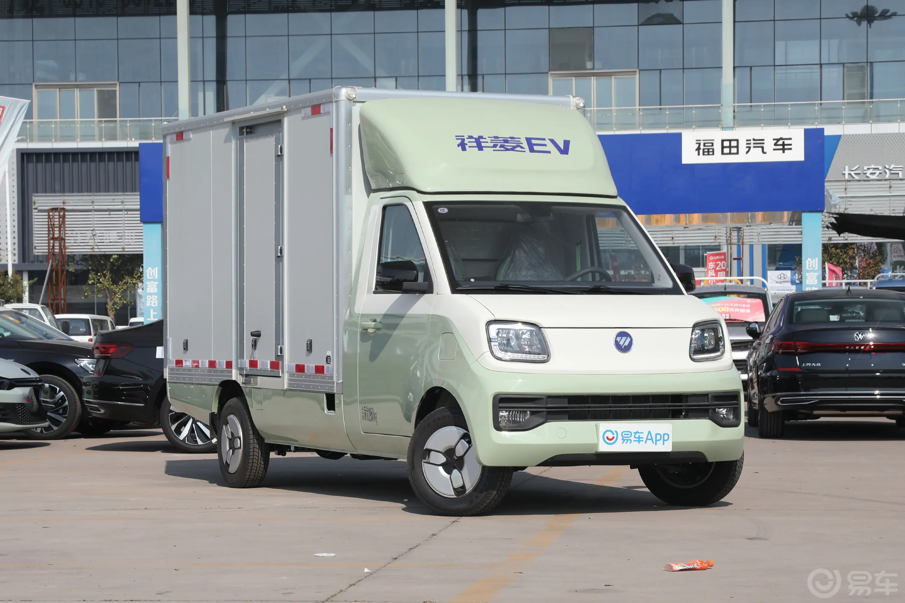 祥菱Q EV260km 单排3300轴距箱车侧前45度车头向右水平