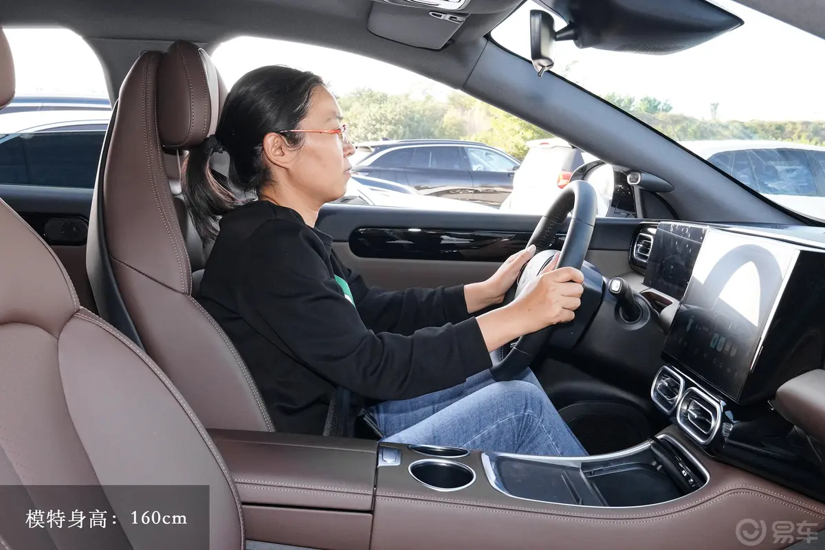 零跑C01增程版 1.5L 316km 舒享版前排空间体验