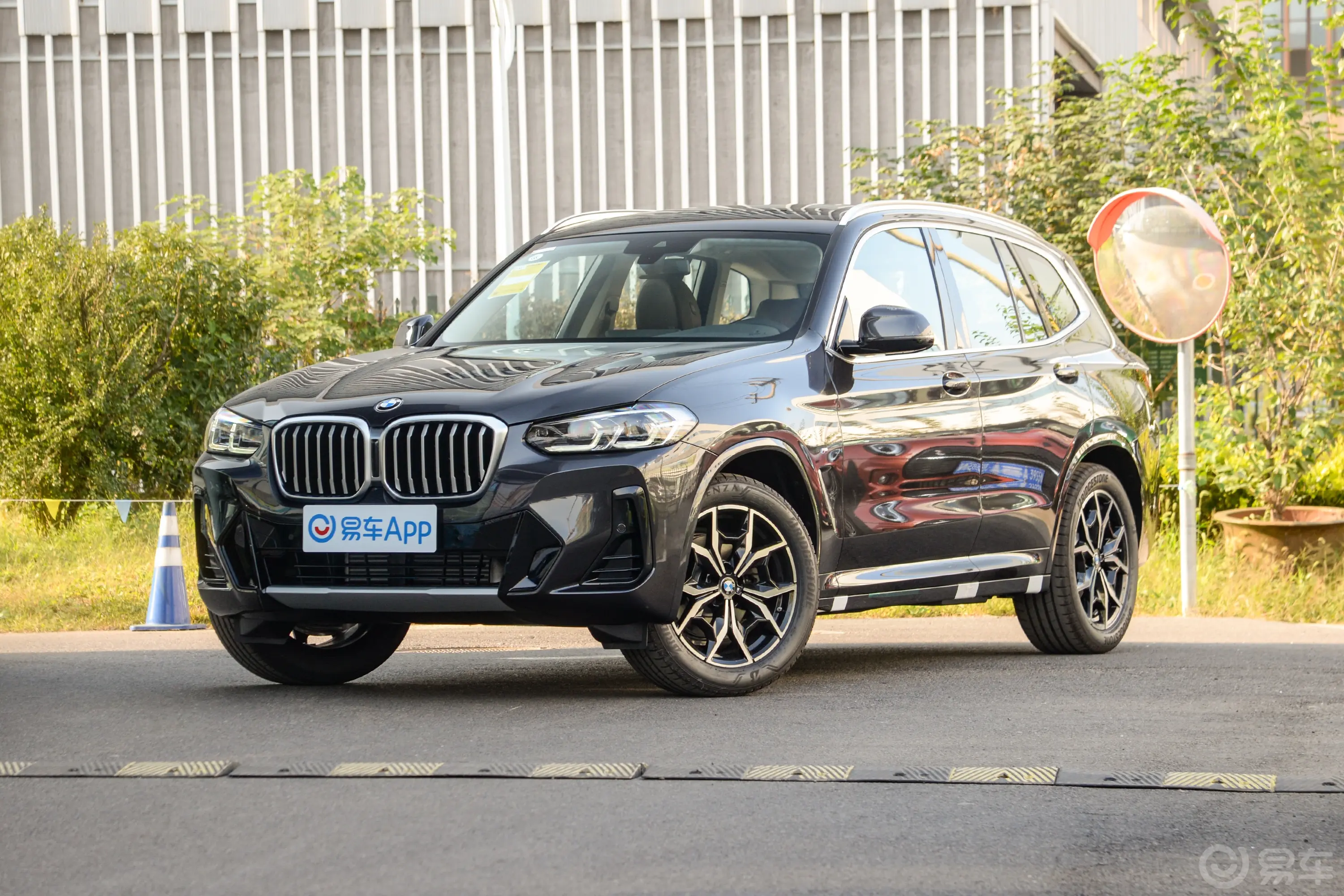 宝马X3xDrive25i M运动套装侧前45度车头向左水平