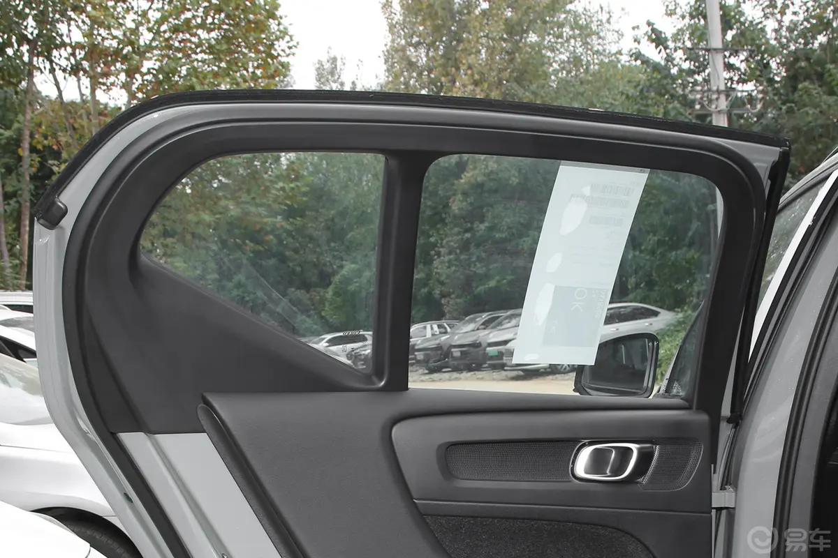 沃尔沃XC40B4 四驱智远运动版后排侧窗遮阳帘