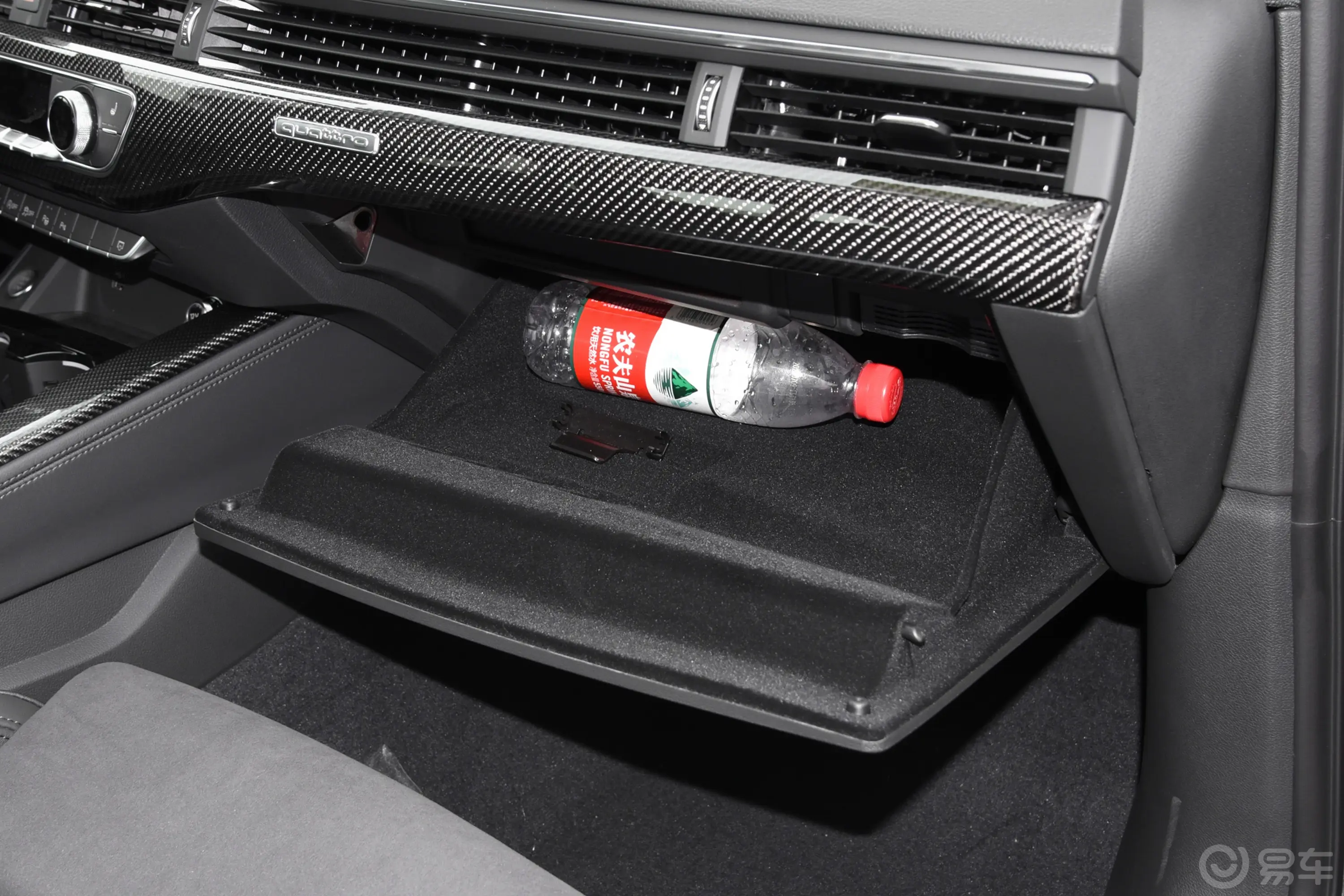 奥迪A4L45 TFSI quattro 臻选动感型手套箱空间水瓶横置