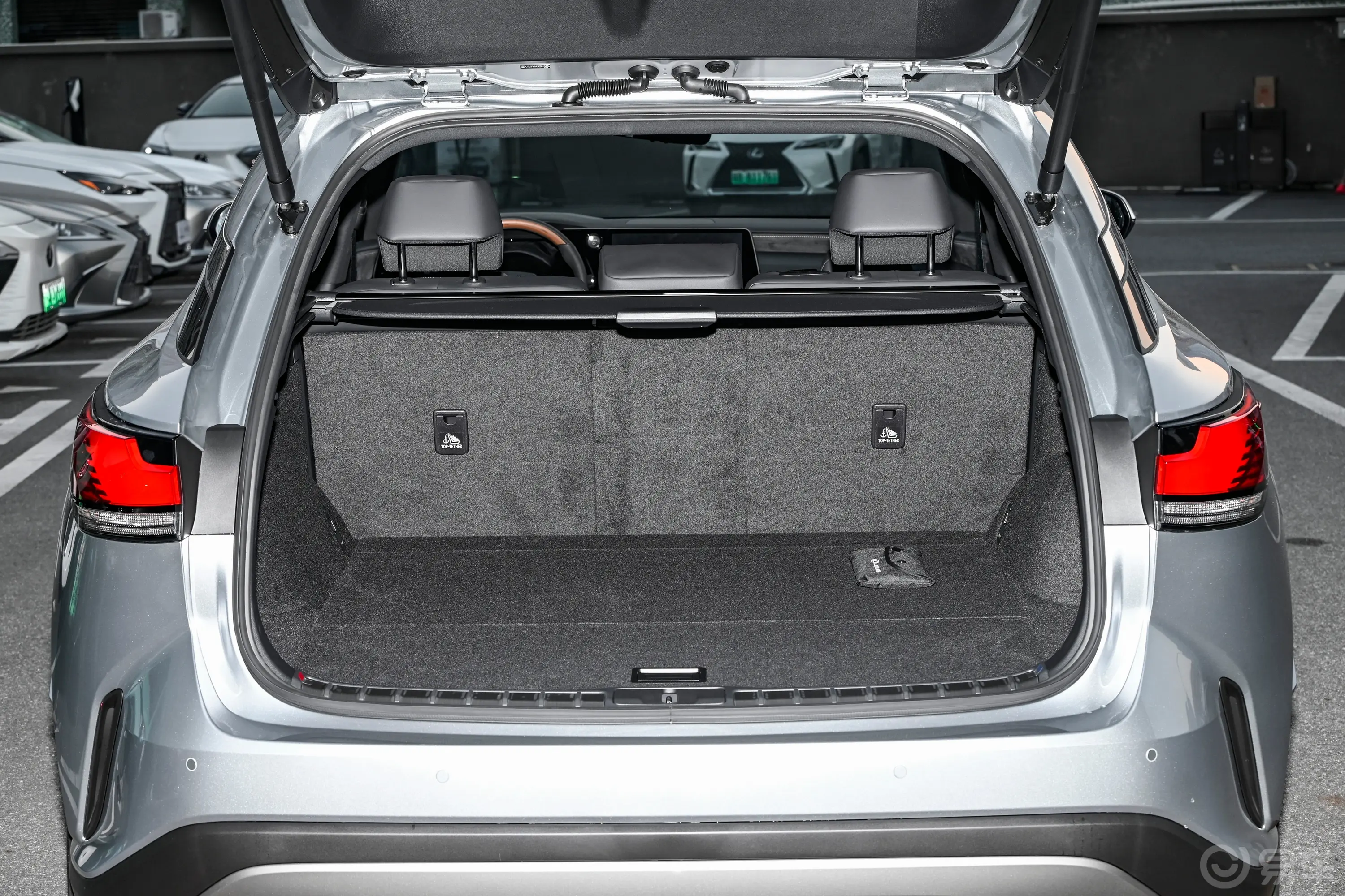 雷克萨斯RX 插电混动450h+ 畅享版后备厢空间特写
