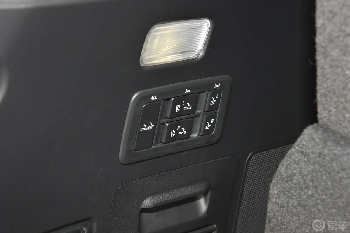雷克萨斯LXLX600  基本型后备箱内座椅放倒按钮