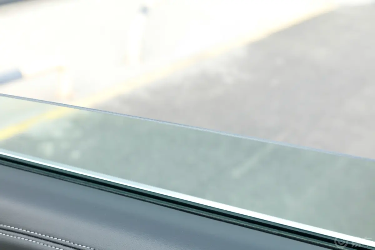 宝马X1sDrive20Li X设计套装后排玻璃材质特写