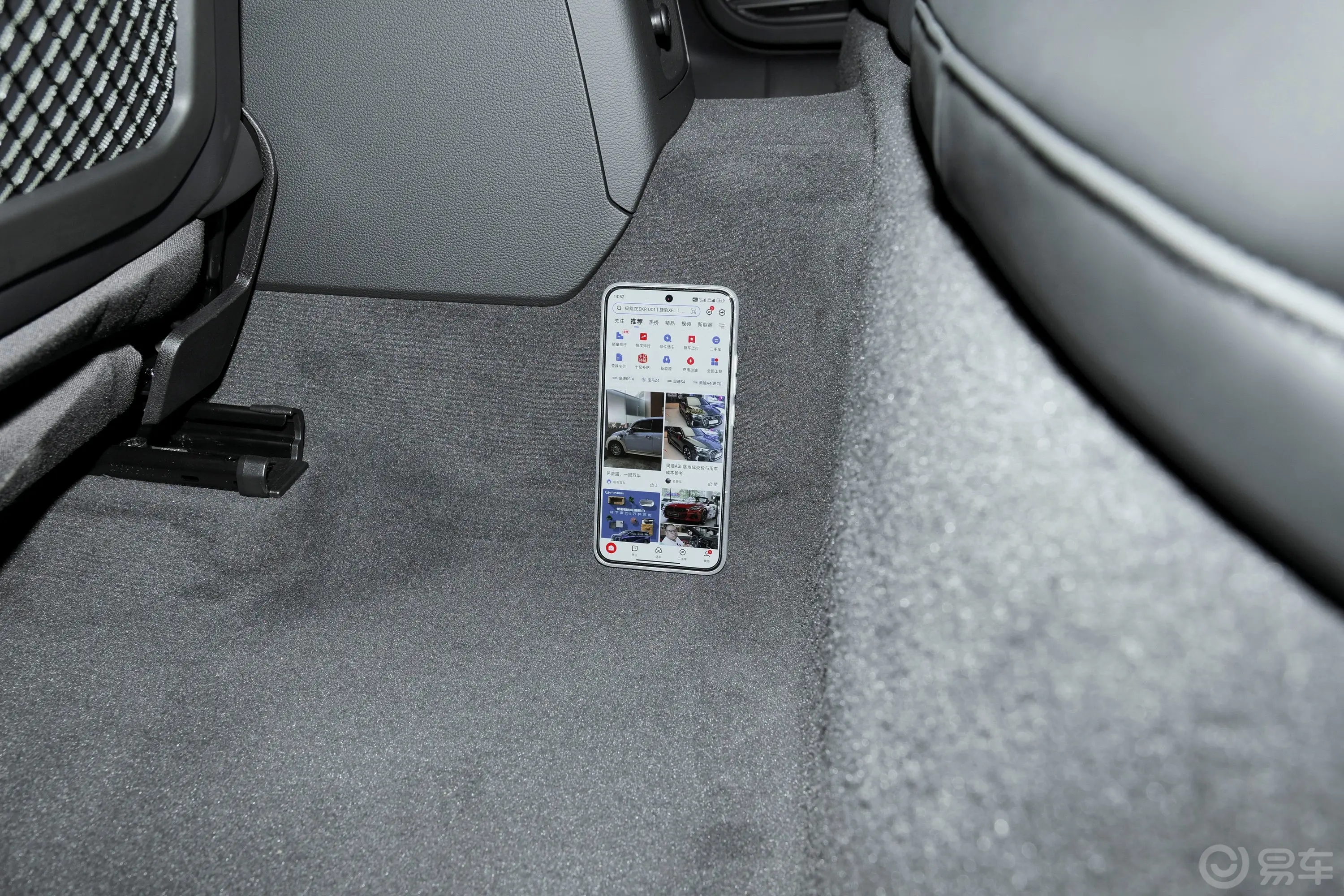 奥迪RS 42.9T Avant 黑曜版后排地板中间位置