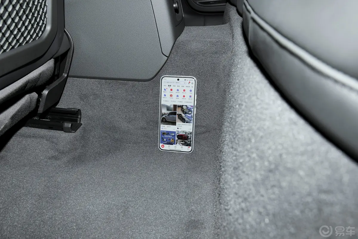 奥迪RS 42.9T Avant 黑曜版后排地板中间位置