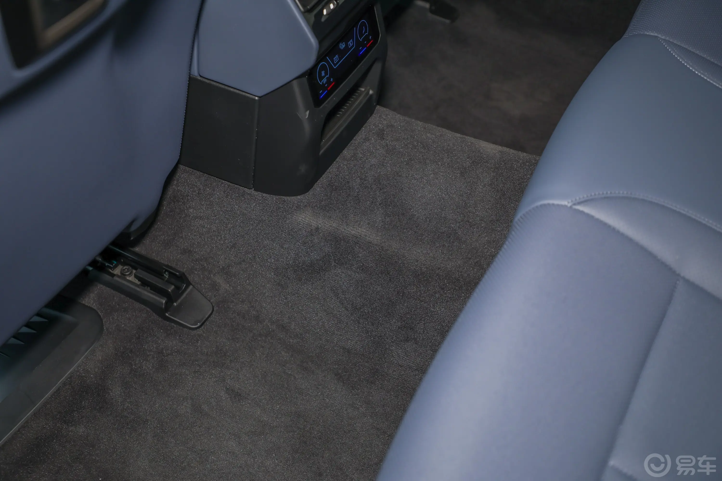 宝马5系530Li 尊享型 豪华套装后排地板中间位置
