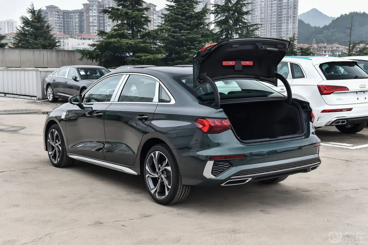 奥迪A3A3L Limousine 35 TFSI 豪华运动型后备厢开启45度侧拍