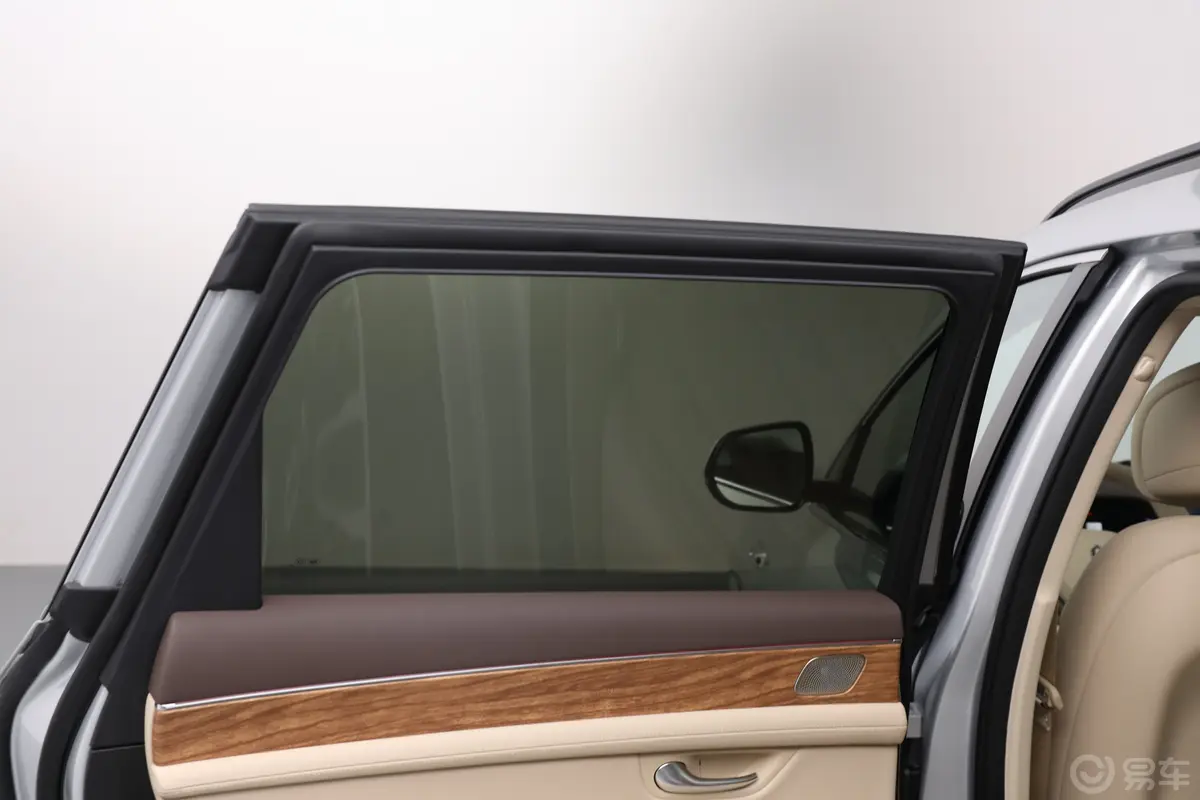 问界M71.5T 210km 四驱MAX智驾版 5座后排侧窗遮阳帘