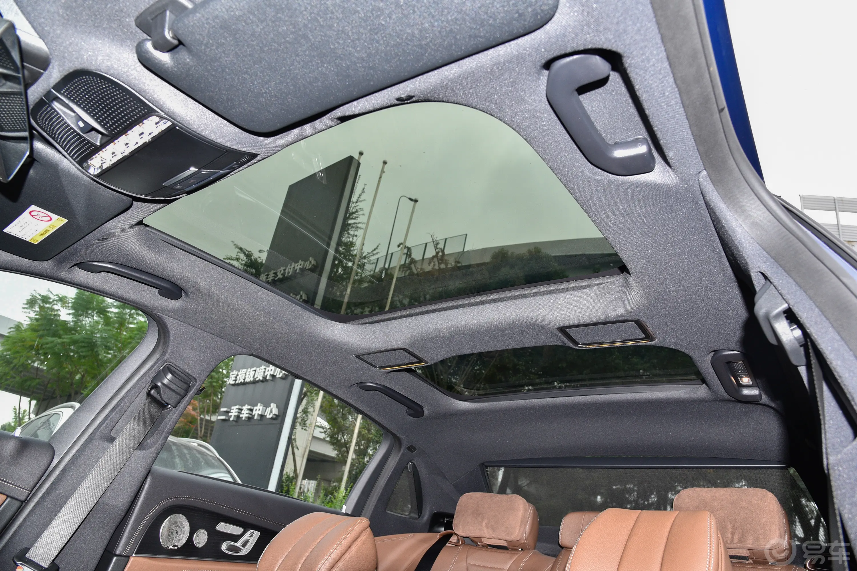 奔驰E级改款 E 300 L 运动豪华型天窗内拍关闭