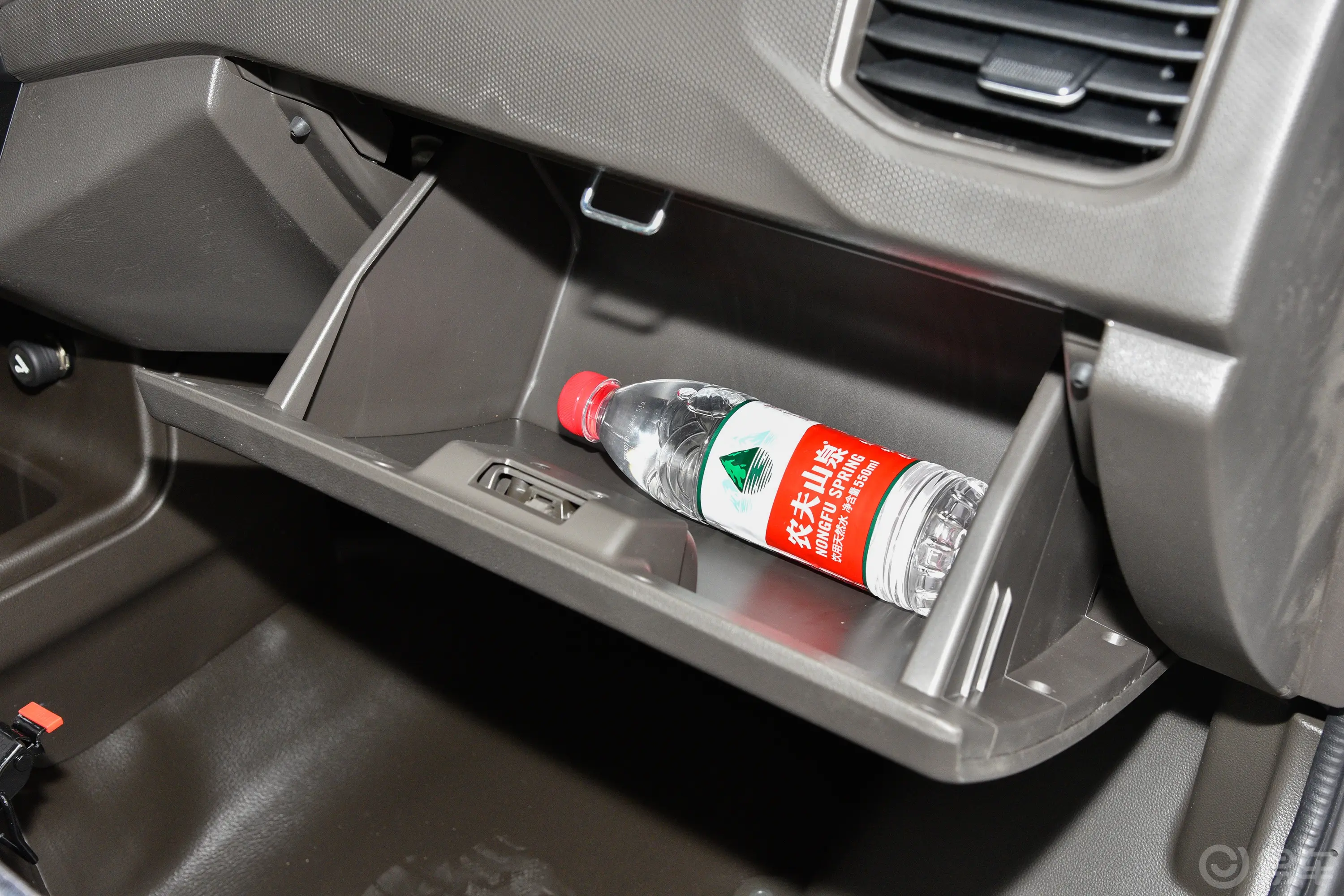 五菱荣光新卡2.0L 单排舒适型 2座 CNG手套箱空间水瓶横置