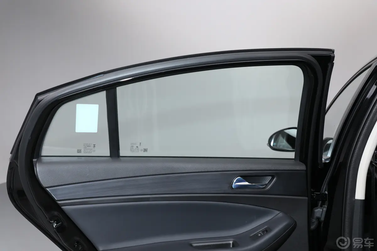 艾瑞泽51.5L CVT风尚型后排侧窗遮阳帘