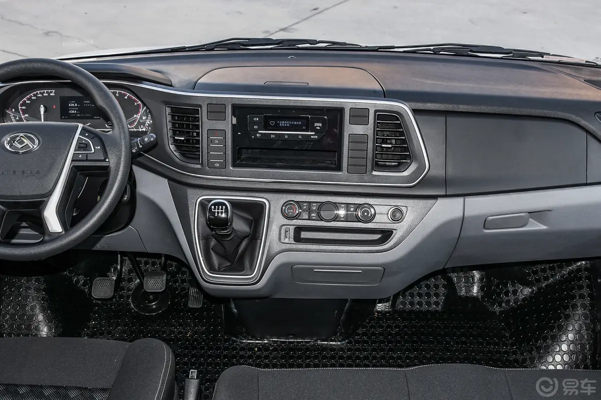 新途V80傲运通 2.0T 手动长轴中顶147Ps 6/7/8/9座中控台整体
