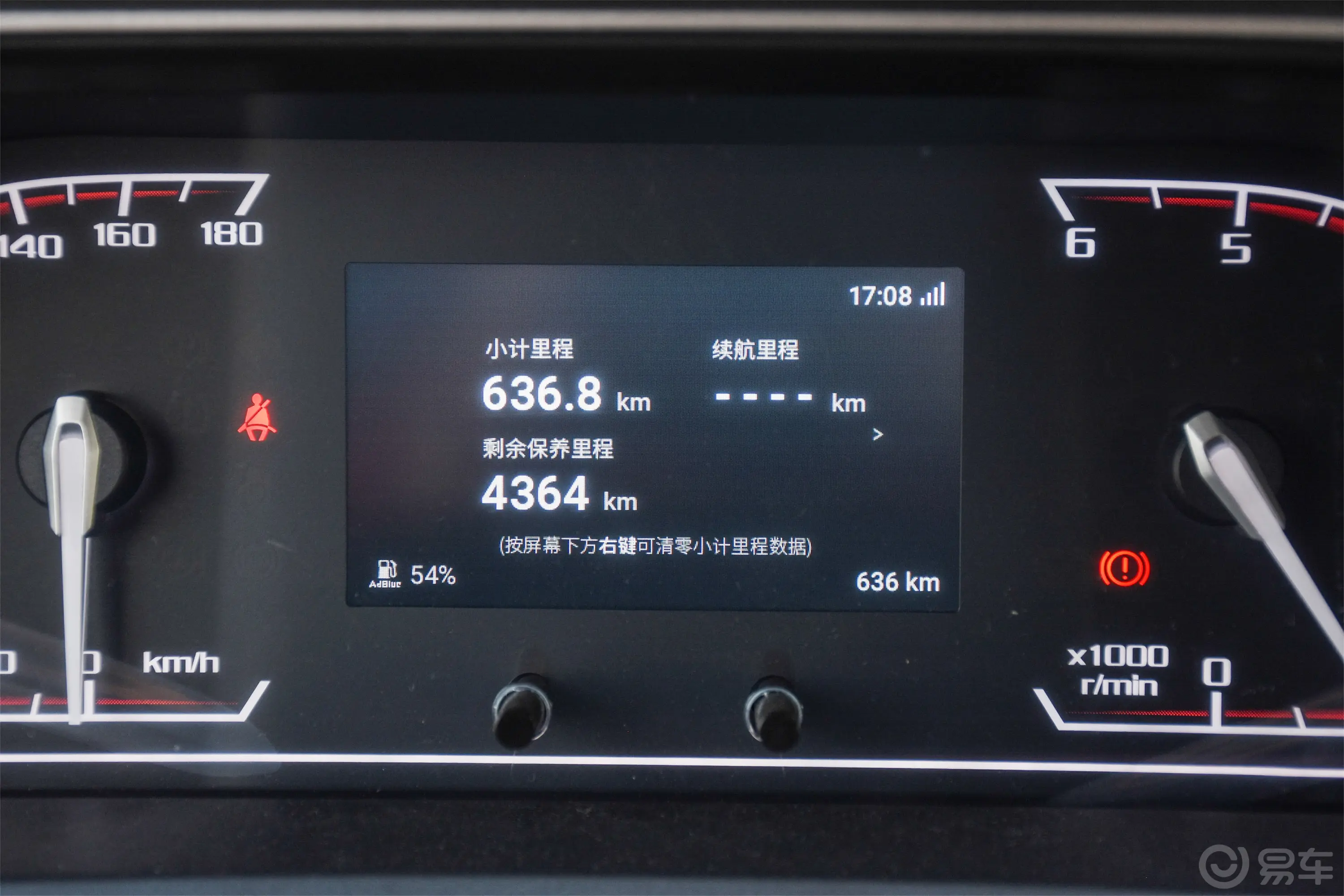 新途V80傲运通 2.0T 手动长轴中顶147Ps 6/7/8/9座主驾驶位