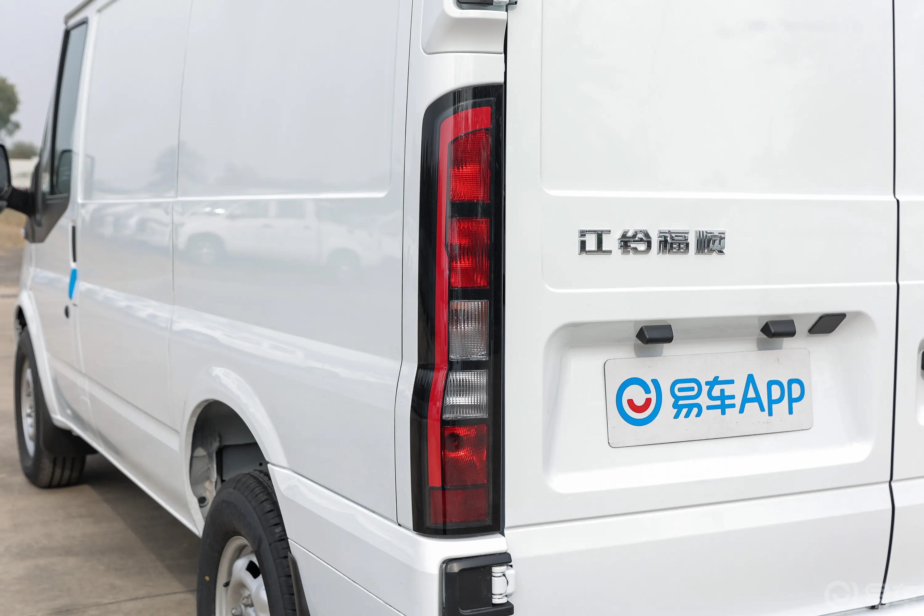 江铃福顺2.0T 手动短轴商运型厢式运输车地库版 3座 柴油外观灯组