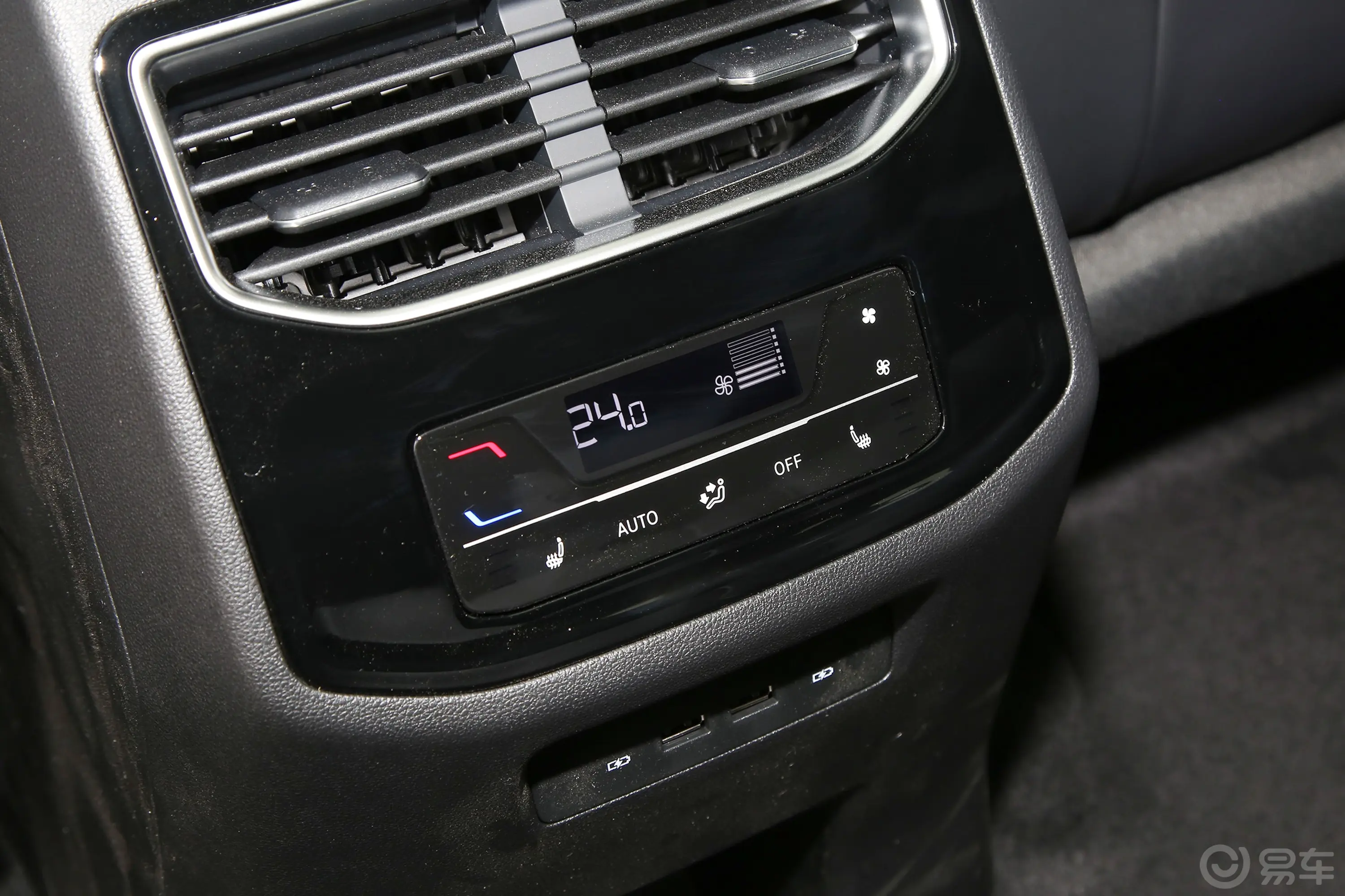 揽境380TSI 四驱豪华佳境版Pro 7座后排空调控制键