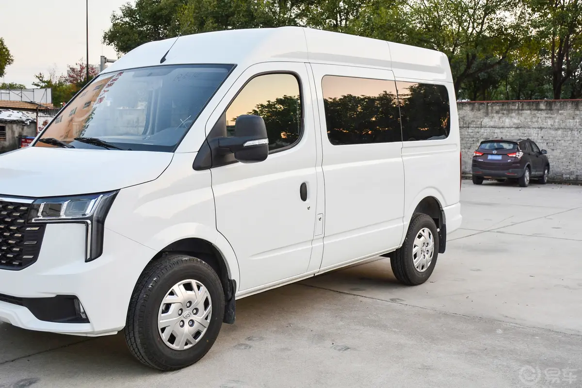 新途V80傲运通 2.0T AMT短轴中顶127Ps 5座外观细节