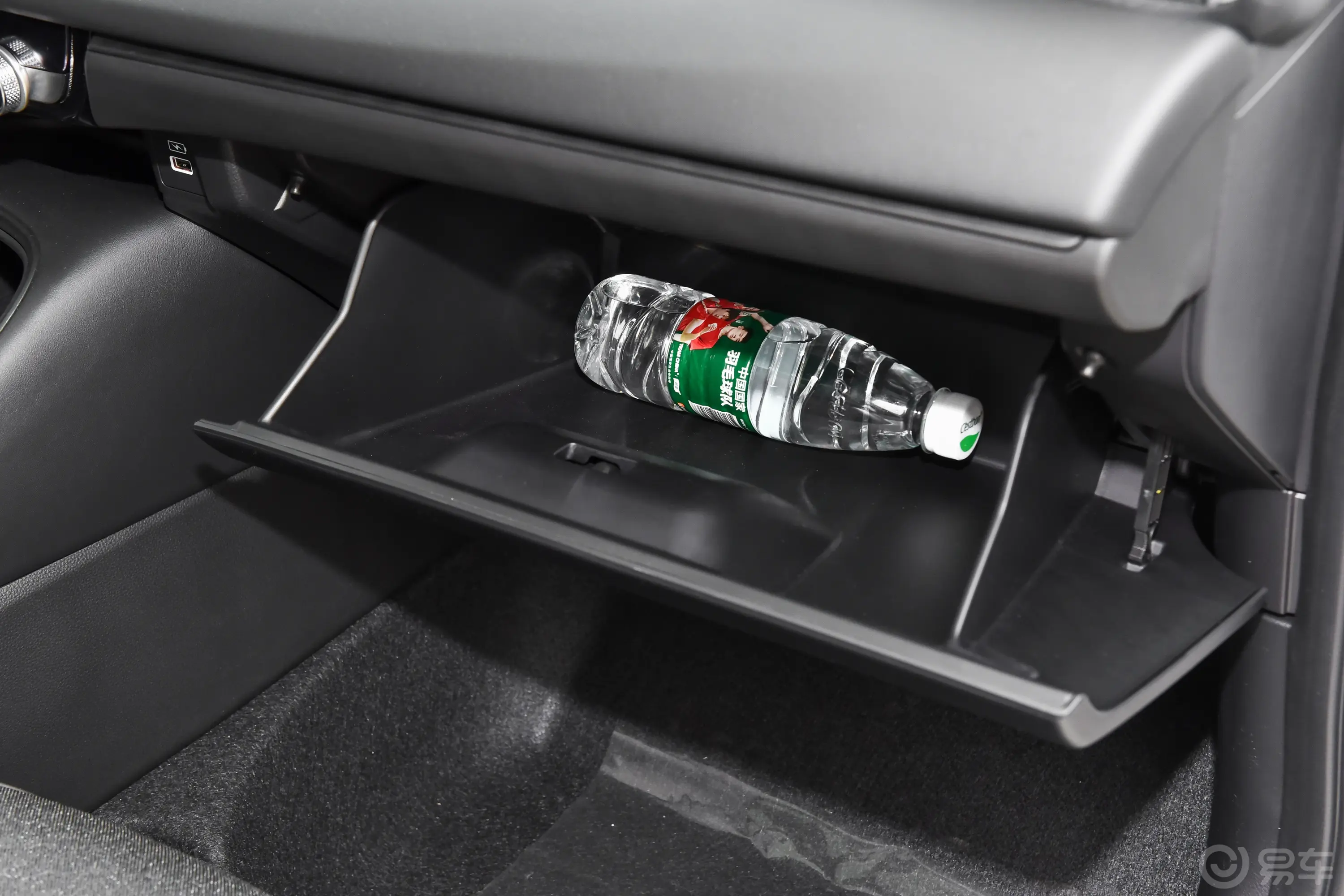 本田XR-V1.5L 热浪版手套箱空间水瓶横置