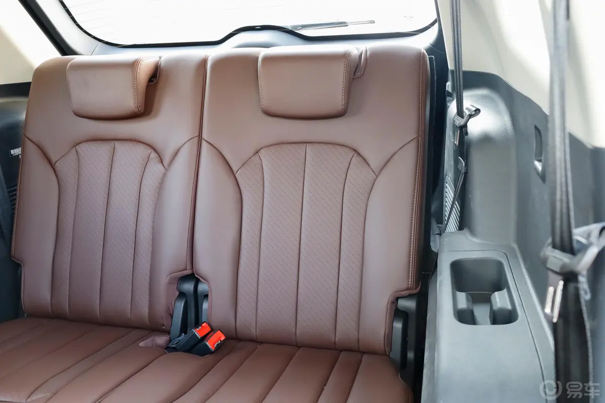 VGV U75 PLUS2.0T 精英版 7座后排空间