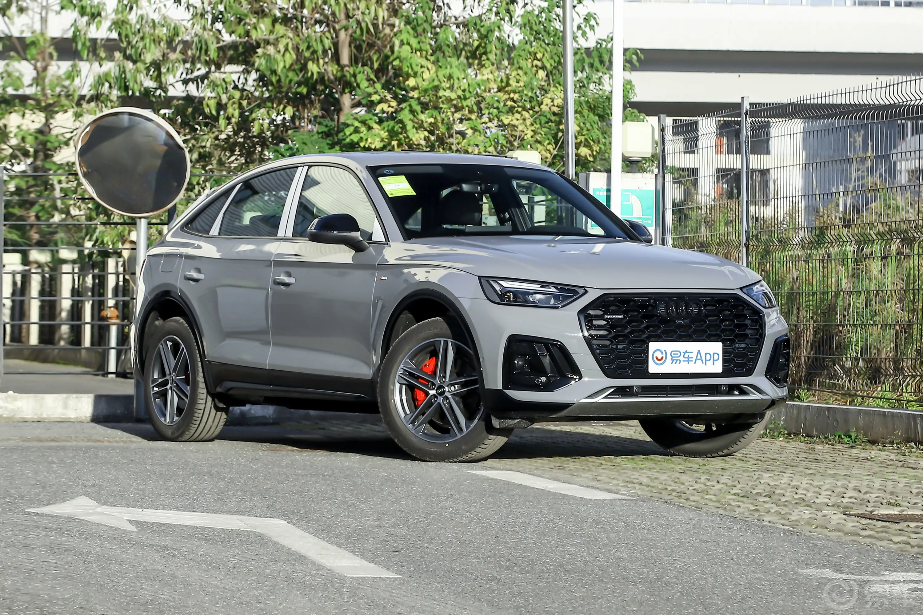 奥迪Q5L Sportback40 TFSI 时尚型后刹车卡钳