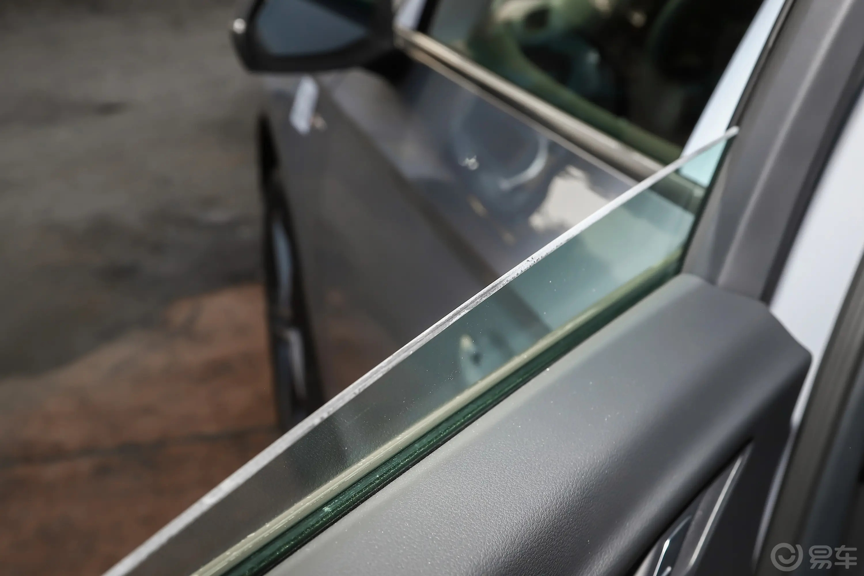 奥迪Q5L Sportback40 TFSI 时尚型后排玻璃材质特写