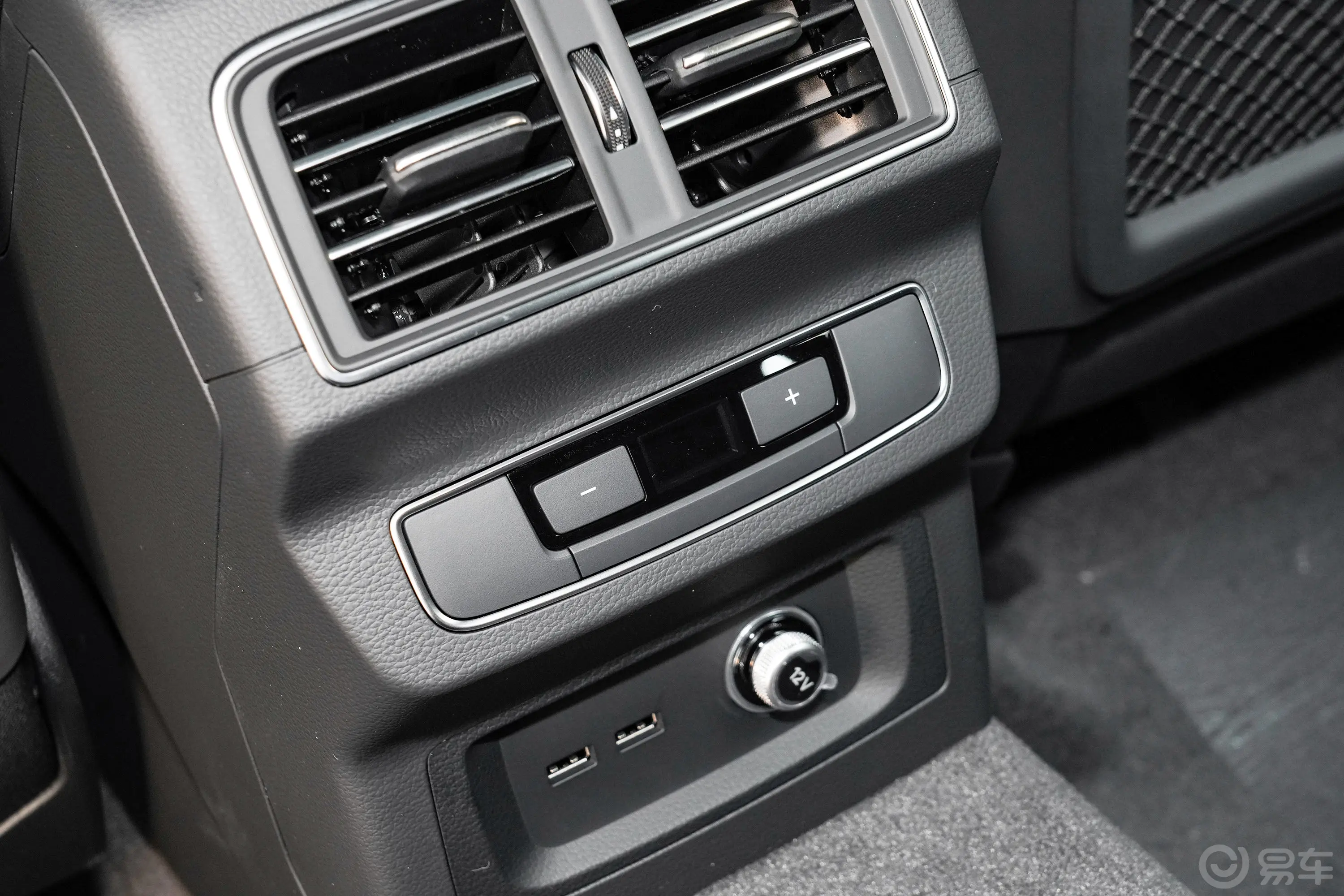 奥迪Q5L45 TFSI 豪华动感型后排空调控制键