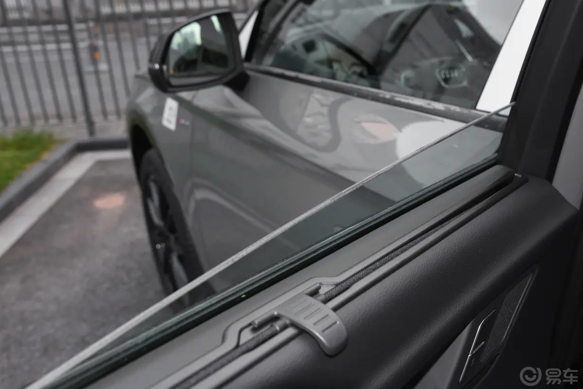 奥迪Q5L Sportback40 TFSI 豪华型后排玻璃材质特写