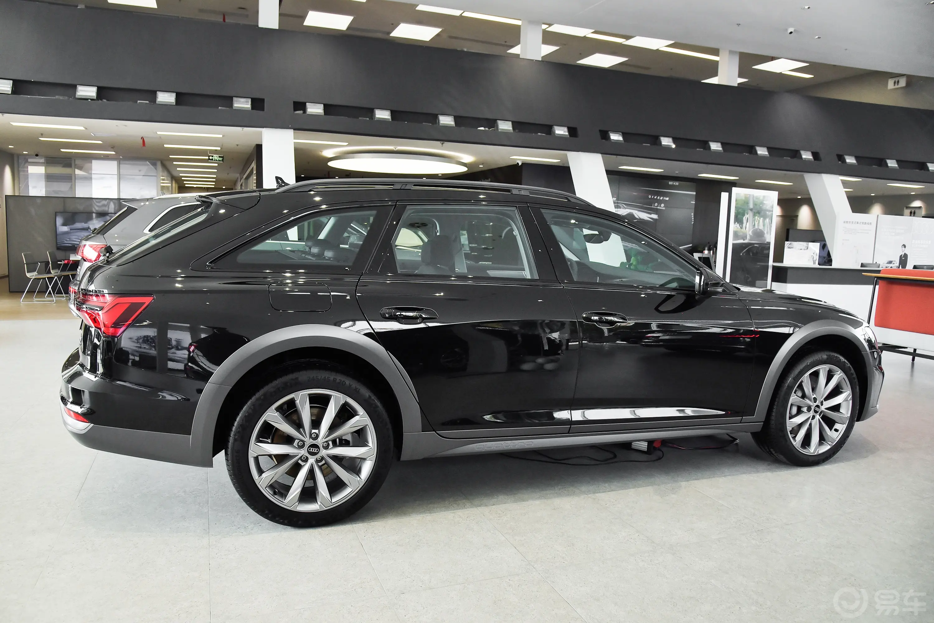 奥迪A6Allroad quattro 探索家 55 TFSI 尊享越野型正侧车头向右水平