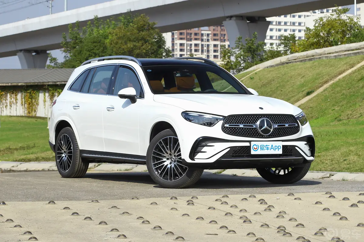 奔驰GLC改款 GLC 300 L 4MATIC 豪华型 7座发动机舱盖内侧