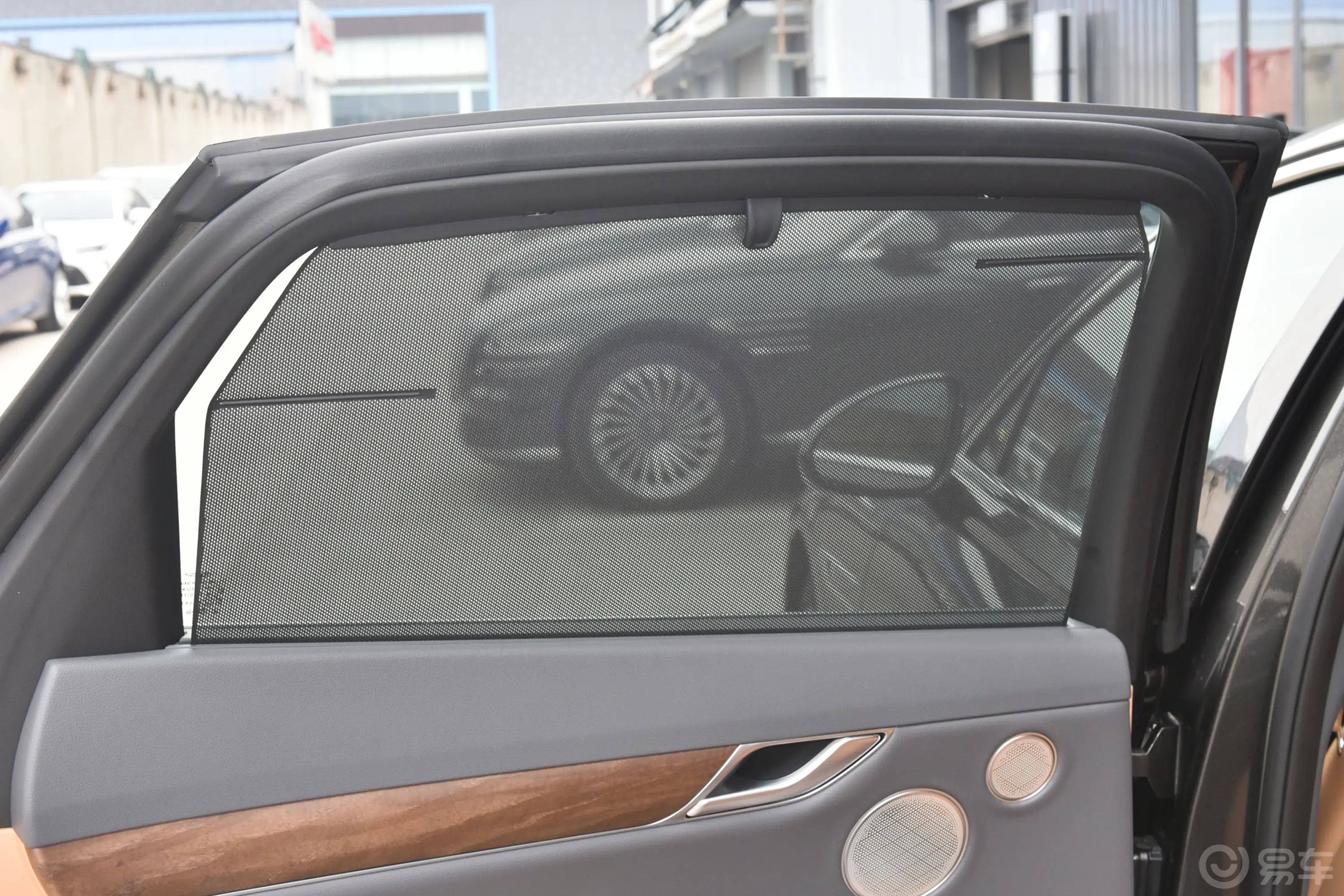 捷尼赛思G802.5T 两驱豪华版后排侧窗遮阳帘